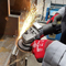 Anwendungsbeispiel: VARILEX 1100 mit Grinder Grip hält problemlos und sicher an Schweißtisch